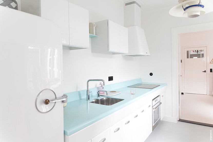 American Kitchen (by Franke) in the home of Iris Vank in Den Bosch. Vintage retro fifties sixties kitchen, with white steel cabinets and a mint green countertop. | blog by Enigheid