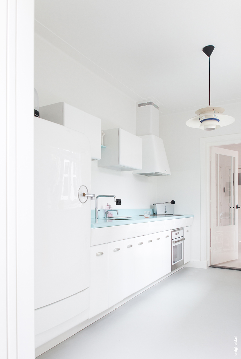 American Kitchen (by Franke) in the home of Iris Vank in Den Bosch. Vintage retro fifties sixties kitchen, with white steel cabinets and a mint green countertop. PH5 lamp by Louis Poulsen. | blog by Enigheid