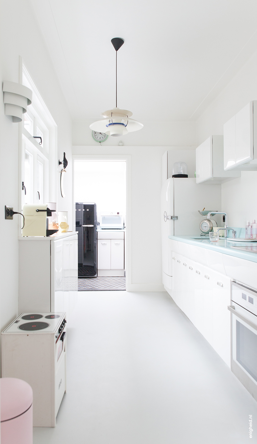 American Kitchen (by Franke) in the home of Iris Vank in Den Bosch. Vintage retro fifties sixties kitchen, with white steel cabinets and a mint green countertop. PH5 lamp by Louis Poulsen, Smeg freezer and Brio play kitchen. | blog by Enigheid