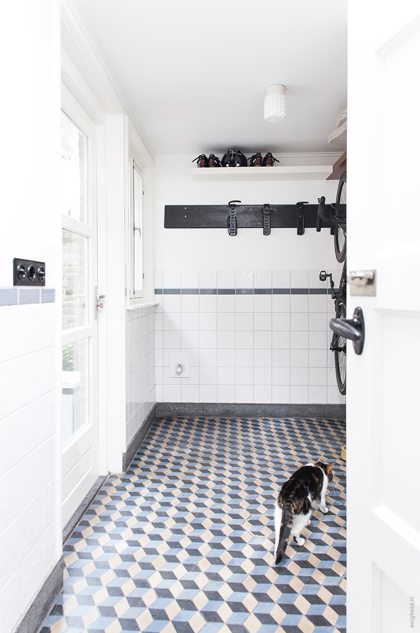 Utility room in the home of Iris and Teun Vank in Den Bosch. Our cat Schurk is walking on antique vintage tiles. | blog by Enigheid