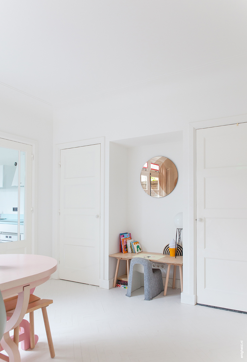 Maan's kids desk in our pastel vintage living room, Lex Post and David Derksen Transience mirror | Enigheid