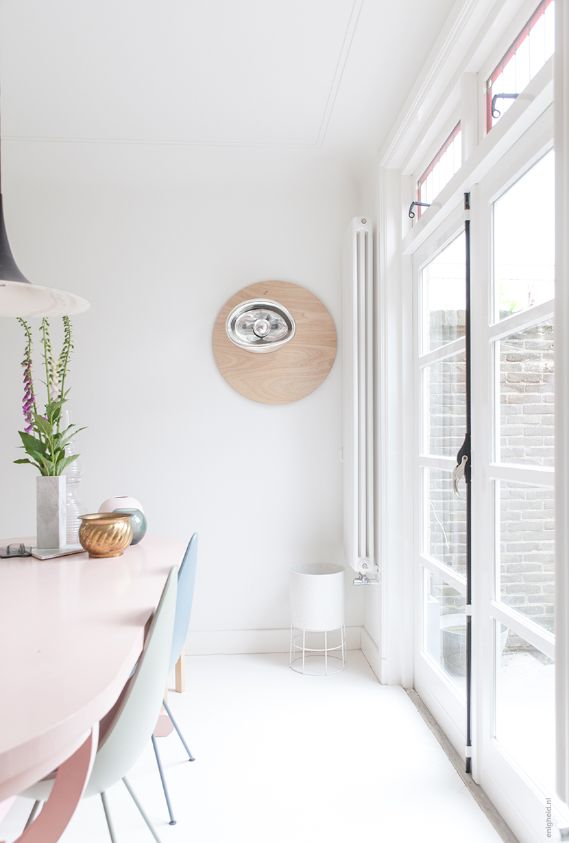 Alex de Witte Aurum lamp in our pastel vintage living room. Pink paper table by Studio Job Smeets and Drop chairs by Fritz Hansen | Enigheid