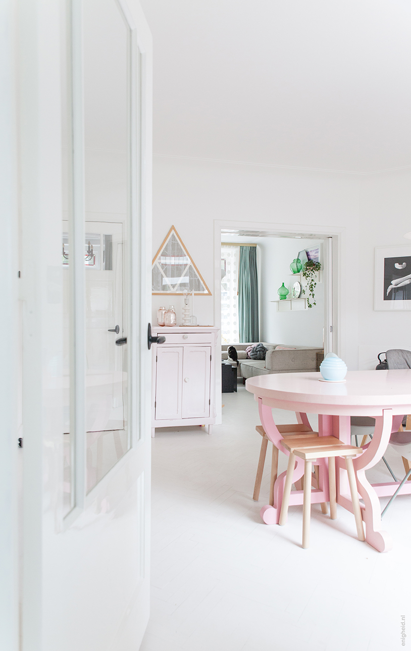 Pink paper table by Studio Job Smeets and Drop chairs by Fritz Hansen in our pastel vintage living room | Enigheid