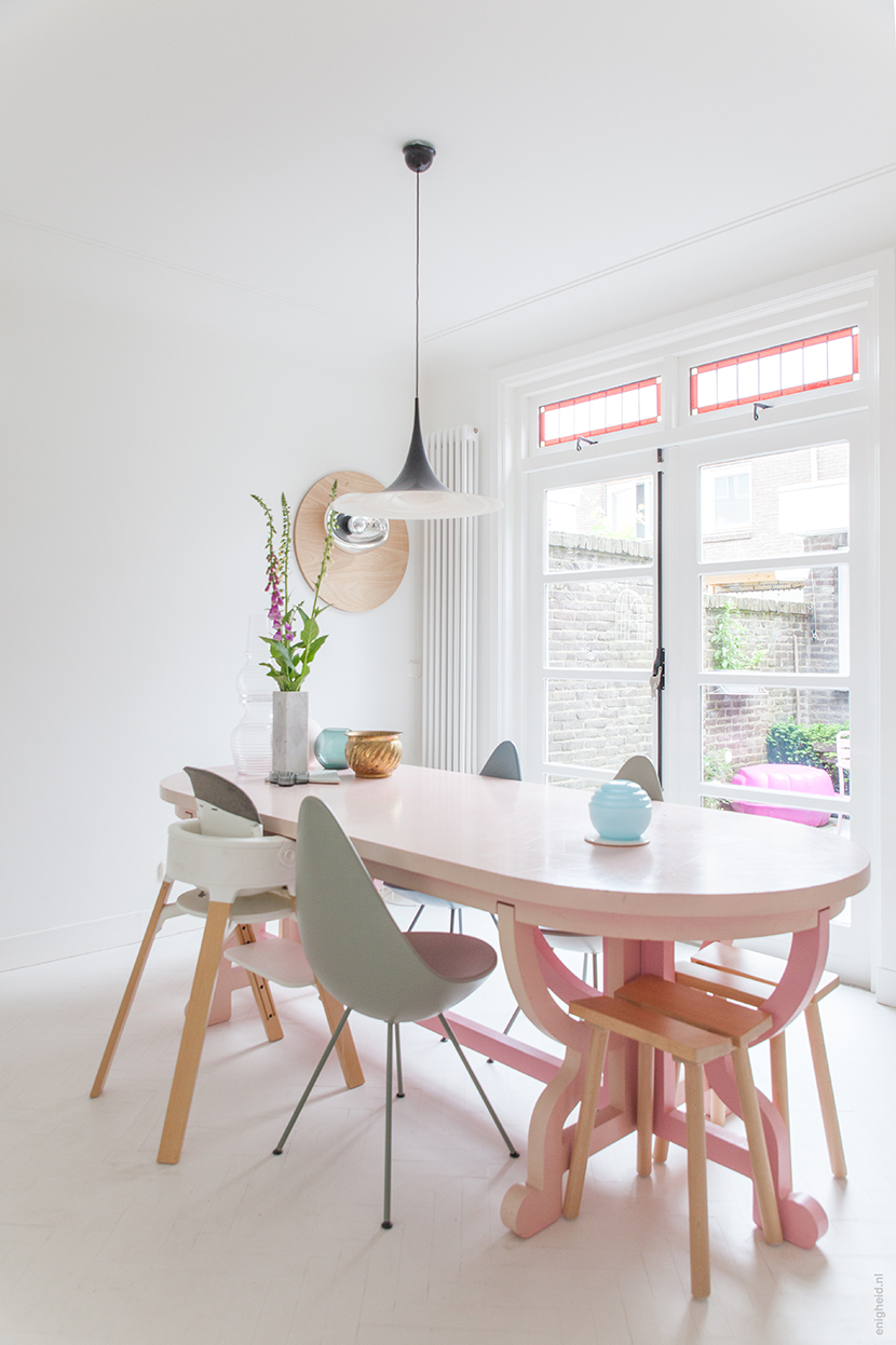 Pink paper table by Studio Job Smeets, Drop chairs by Fritz Hansen and Alex de Witte Aurum lamp in our pastel vintage living room | Enigheid