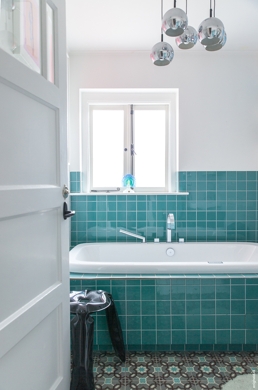 Bathrooms in the home of Iris Vank. Turquoise tiles, plop chair by Hay and the Dornbracht Mem series faucets | Enigheid