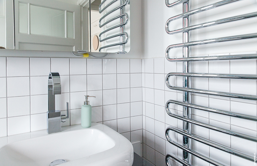 Bathrooms in the home of Iris Vank. Turquoise tiles, plop chair by Hay and the Dornbracht Mem series faucets | Enigheid