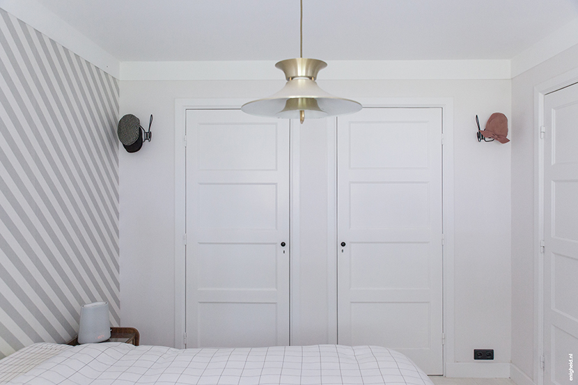 Bedroom in the home of Iris Vank, with vintage ceiling light, Hay bedding (by Scholten and Baijings) and Zilverblauw wallpaper | Enigheid