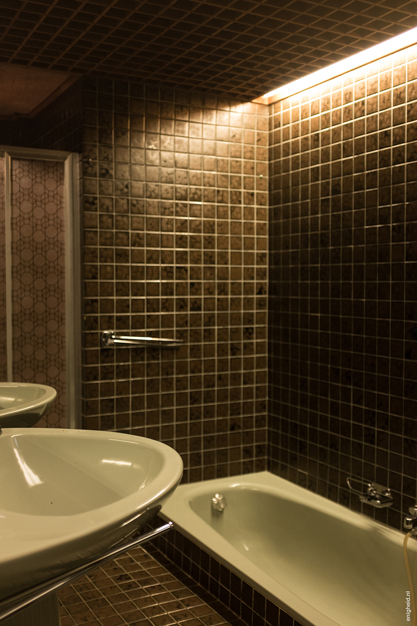 The retro bathroom with sixties / seventies vibe, in our new 60ies home. Avocado bathtub and sinks, brown tiles | house in the woods, Enigheid