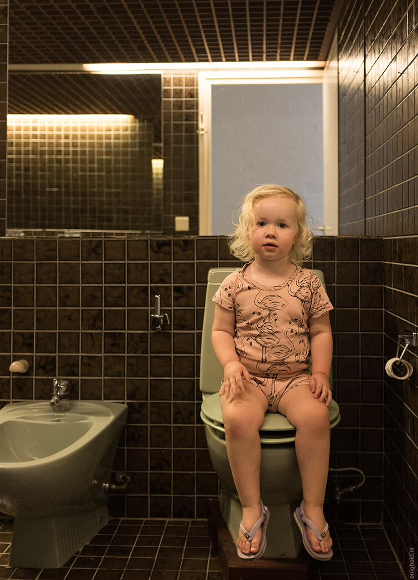 Maan in the retro bathroom with sixties / seventies vibe, in our new 60ies home. Avocado bathtub and sinks, brown tiles | house in the woods, Enigheid