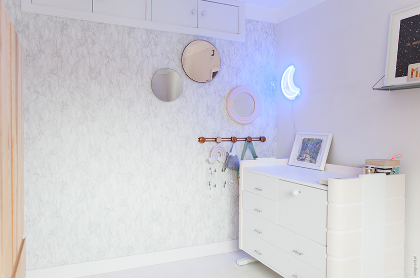 Maan's former bedroom. Vintage furniture and neon moon lamp by Zilverblauw for Qazqa | Enigheid