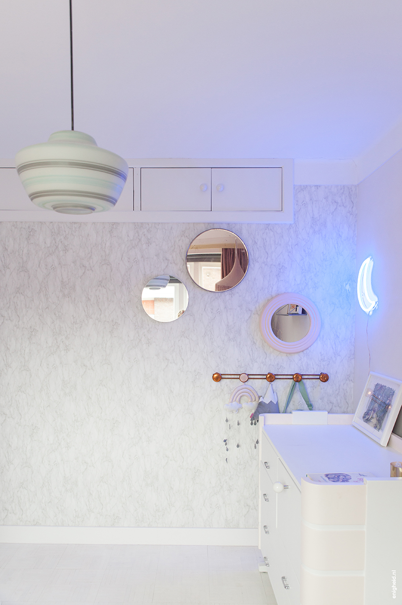 Maan's former bedroom. Vintage furniture and neon moon lamp by Zilverblauw for Qazqa | Enigheid