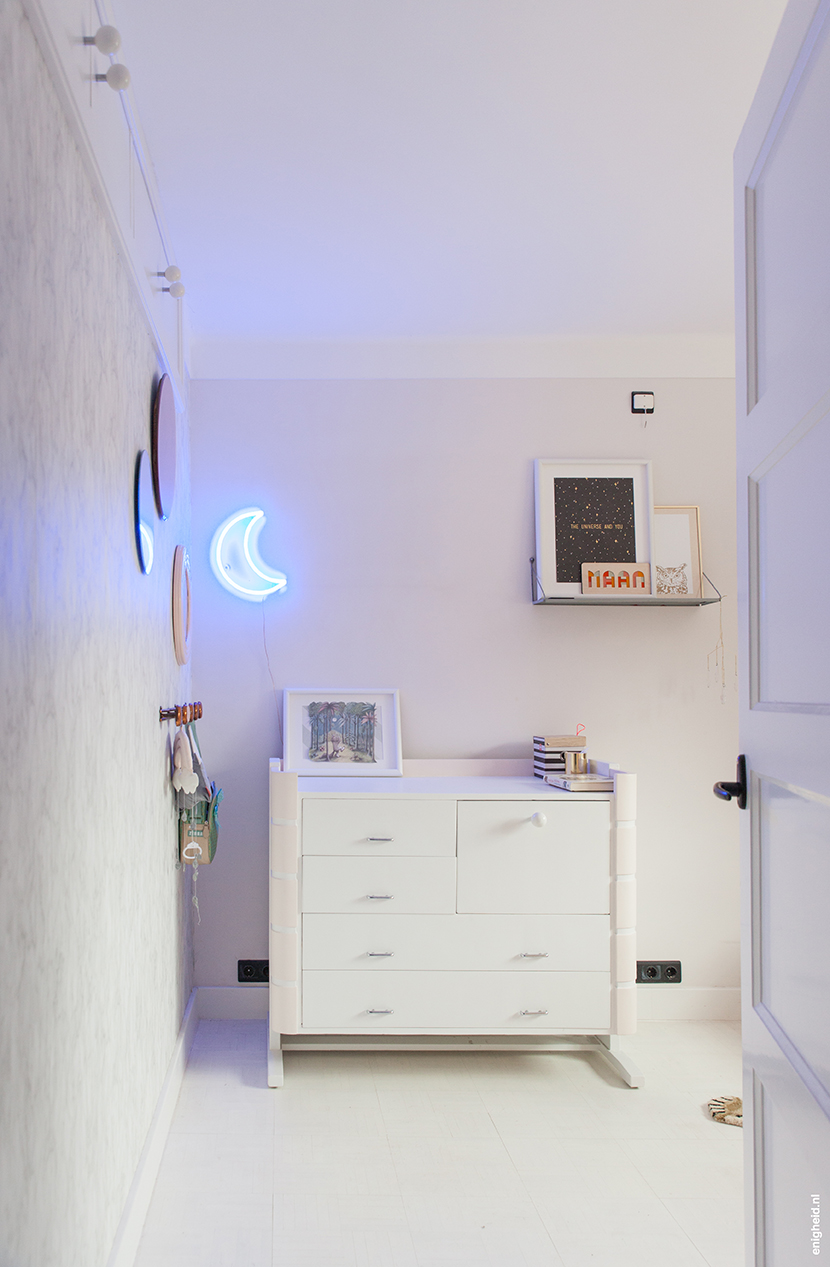 Maan's former bedroom. Vintage furniture and neon moon lamp by Zilverblauw for Qazqa | Enigheid