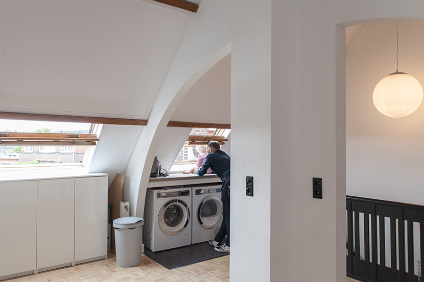 A peek inside our (old) home: the attic. The first floor that was almost ready, but the last part of our home we needed to finish before we sold our house. With Ikea cabinets, our washer and dryer underneath an antique kitchen counter and T. and Maan enjoying the views over 's-Hertogenbosch | Enigheid