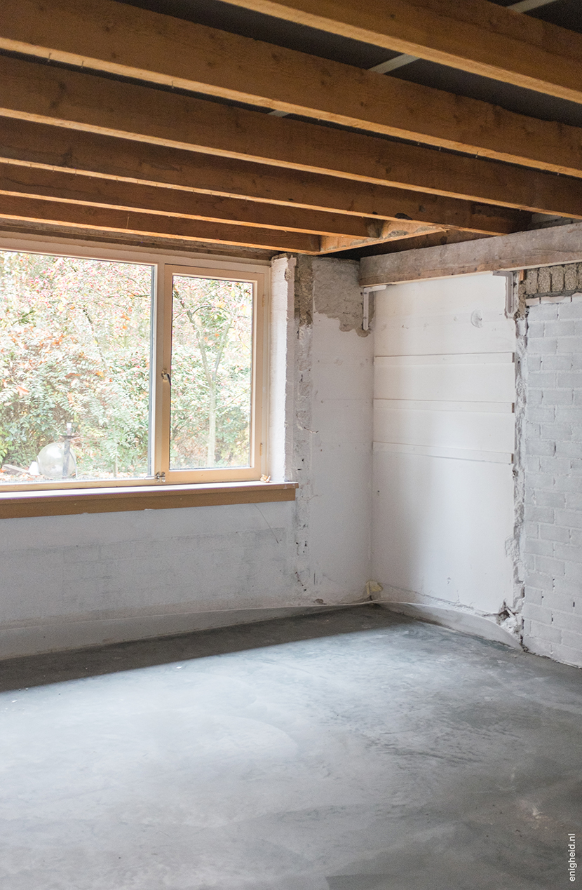 Our renovation journey is another drastic one. This is one of the future bedrooms. We've installed underfloor heating and love the concrete floor on top of that! | Enigheid