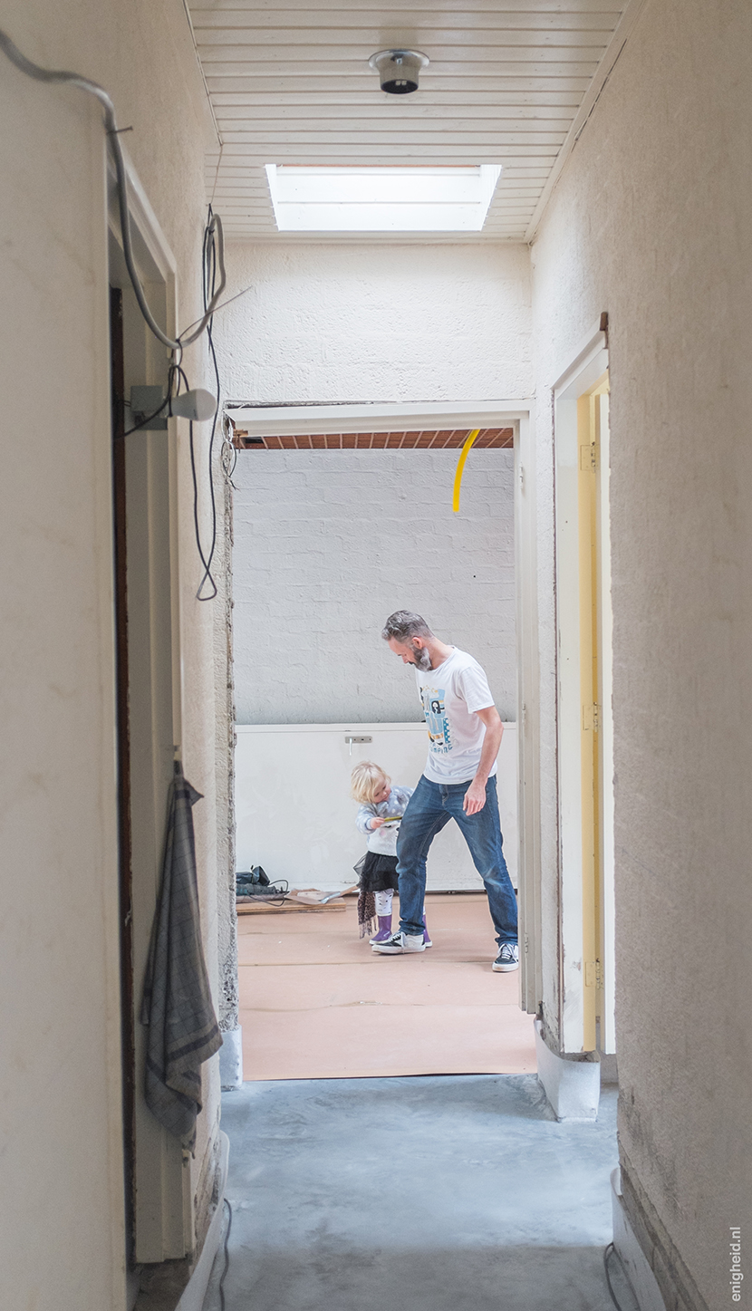 Our renovation journey is another drastic one. This room where T. and Maan are playing is the room where our temporary kitchen will be. | Enigheid