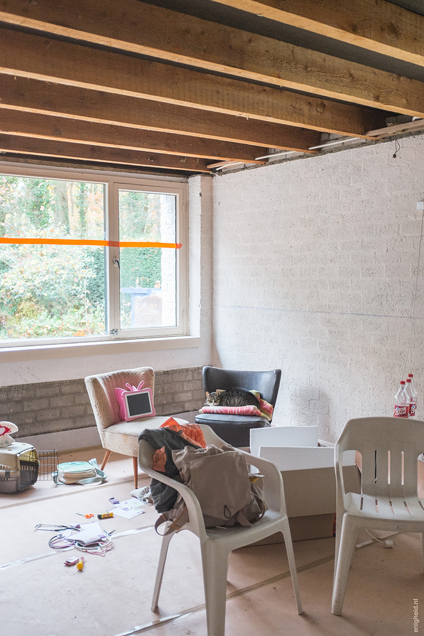 Our renovation journey is another drastic one. This is one of the future bedrooms. We've installed underfloor heating and love the concrete floor on top of that! | Enigheid