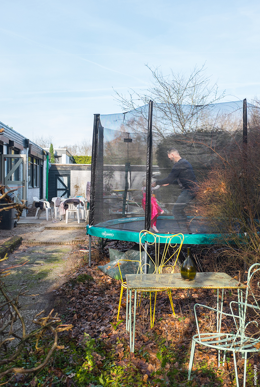 The current situation at our home in the woods: it's a building site, full of building material and dust. That doesn't stop us from enjoying the space (and garden!) though. | Enigheid