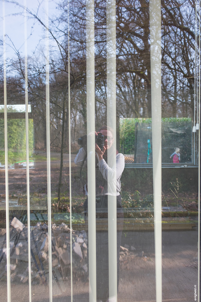 The current situation at our home in the woods: it's a building site, full of building material and dust. That doesn't stop us from enjoying the space (and garden!) though. | Enigheid