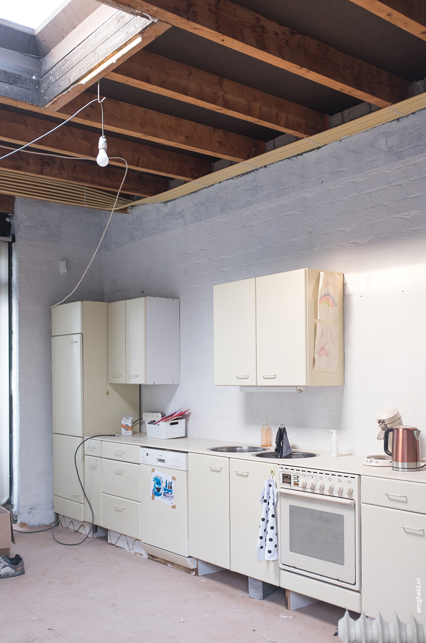 This is our kitchen, for now. Our renovation will take a few years, so we wanted to have a temporary kitchen, with room for tables, chairs and cooking. Thankfully the old kitchen was pretty sturdy and could be placed in this room without a problem. This room is filled with daylight, so I am pretty happy with it. | Enigheid